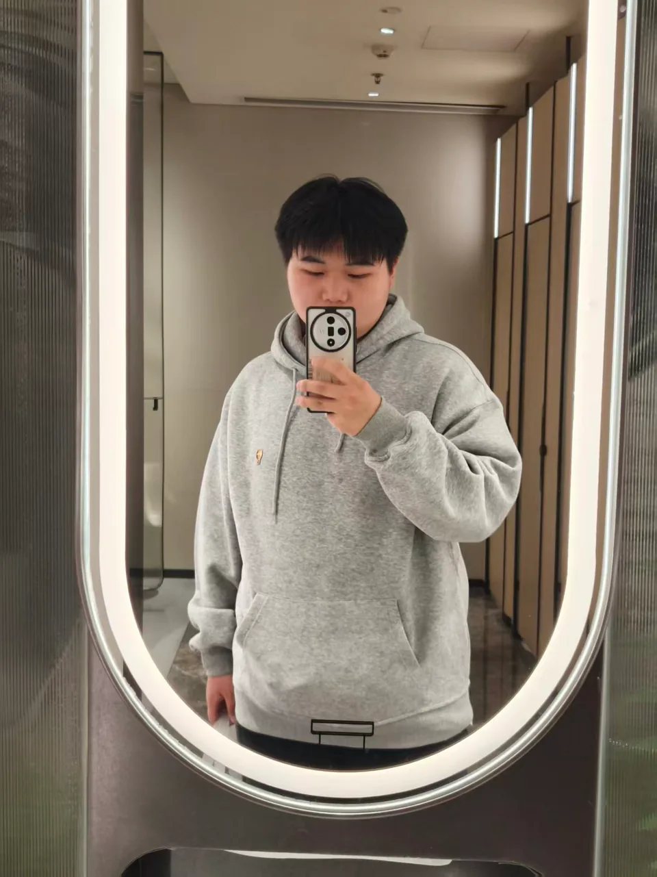 陈思源在镜前的生活照片